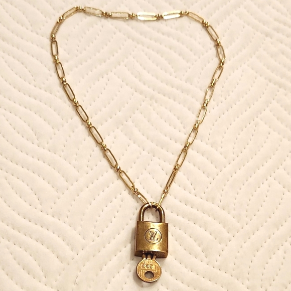AUTHENTIC LOUIS VUITTON Vintage Lock and Key on a Gold Plated Chain Neck… - Picture 2 of 5